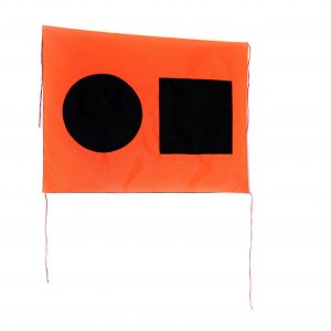 Distress flag / Still fine I, textile (nylon) et ficelle, 15"x21", 2020 ©Jean Michel RENÉ, résidence LOJIQ centre Langage Plus 2020