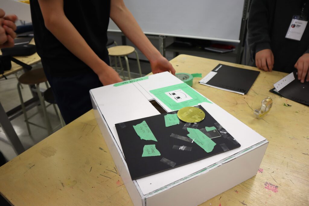 Aramis avec l'école secondaire des Batisseurs - Édifice Jonquière, Dennis Baril, ART, Atelier 6