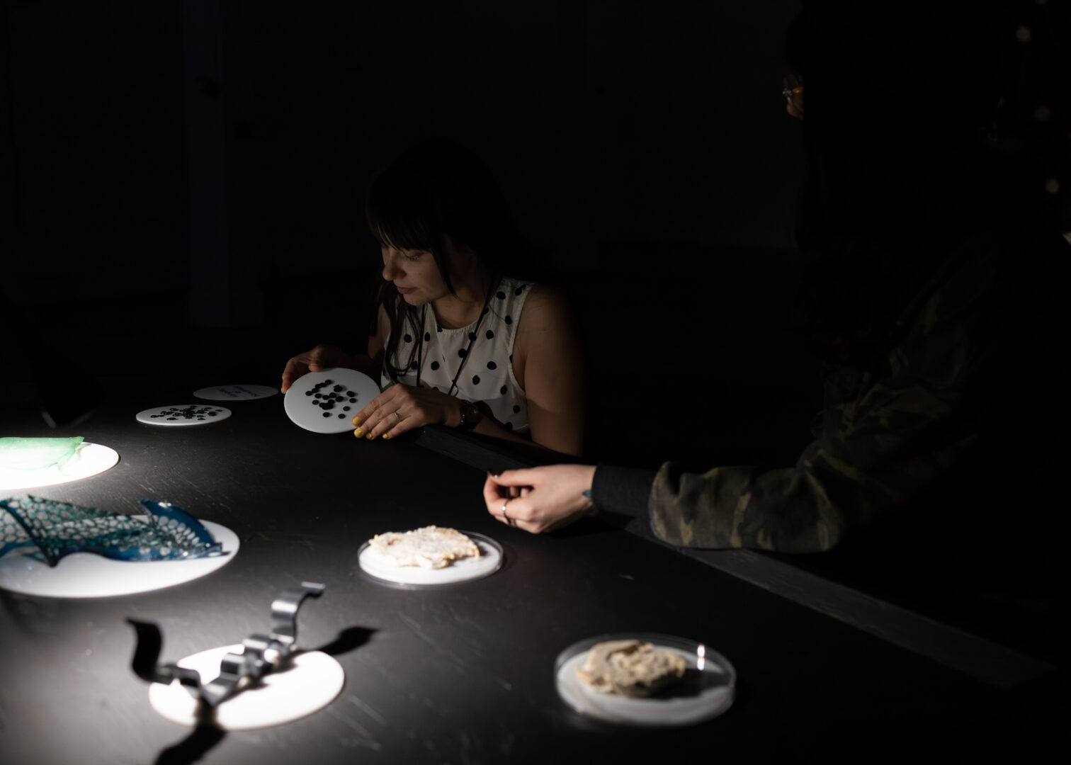 Photo de la table des biomatériaux d'Amélie Brindamour dans son exposition Nous sommes tou•te•s signaux. La photographie a été prise par Mathieu Chouinard, 2026.