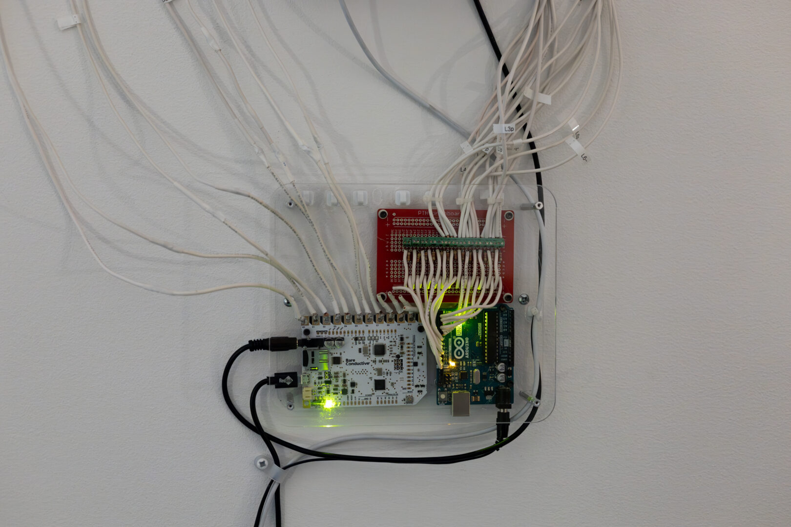Photo du système électronique de l'oeuvre installative et interactive d'Amélie Brindamour, 2026. Crédit de la photographie : Mathieu Chouinard, 2026.