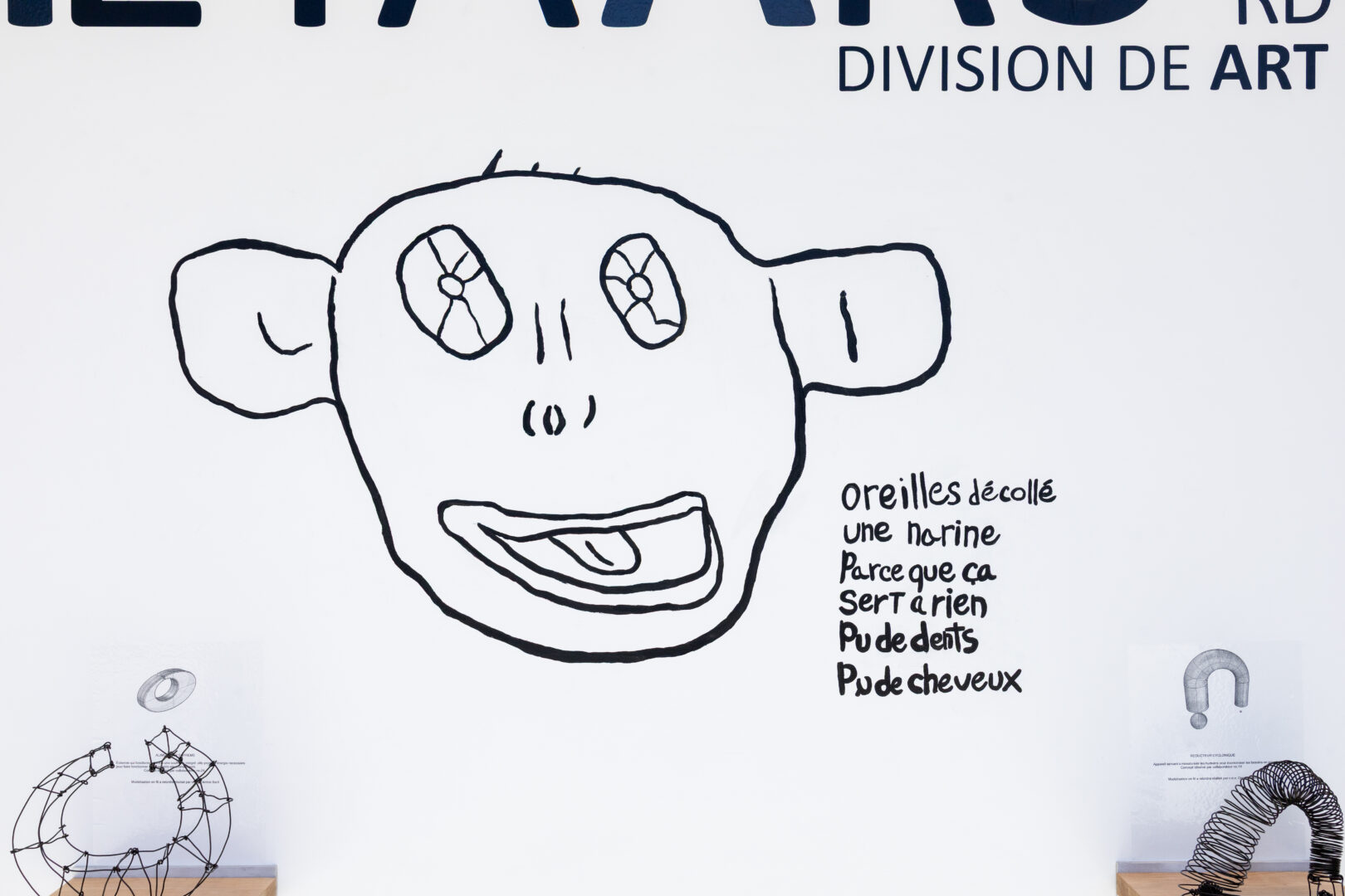 Photographie d'une oeuvre basé sur le dessin d'un.e élève de l'exposition-témoin METAARS de Dennis Baril faisant suite à la résidence Art actuel en milieu scolaire à l'école secondaire des Batisseurs - Édifice Jonquière.
