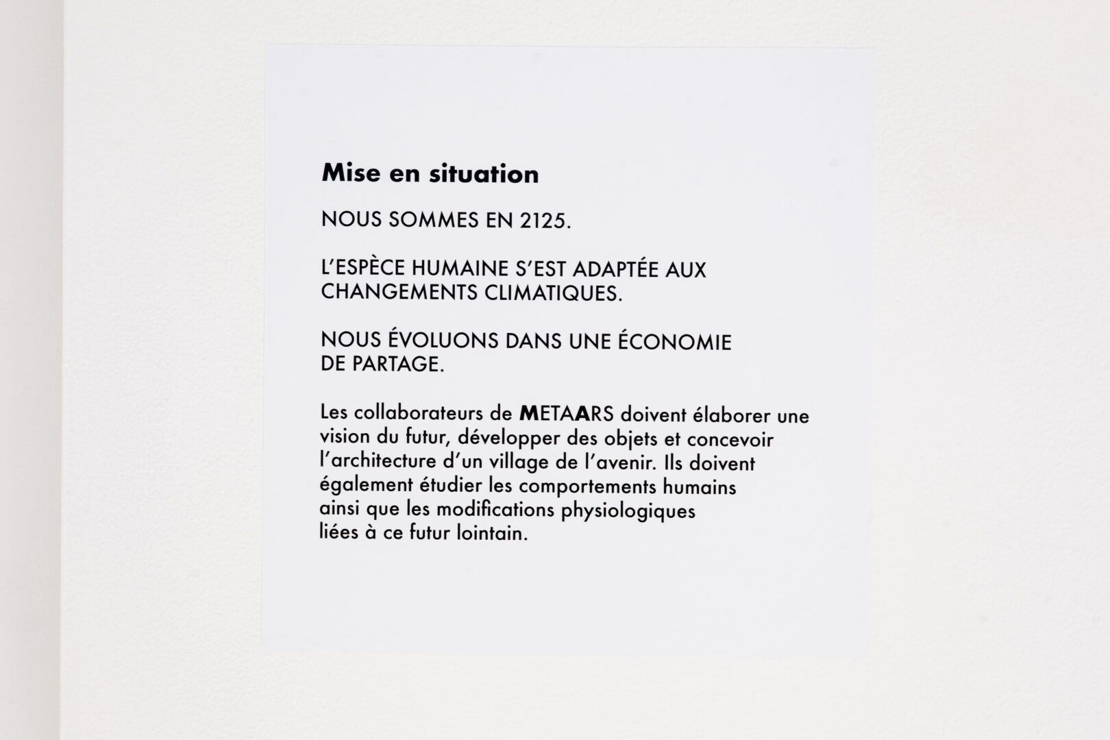 Photographie de la mise en situation de l'exposition-témoin METAARS de Dennis Baril faisant suite à la résidence Art actuel en milieu scolaire à l'école secondaire des Batisseurs - Édifice Jonquière.