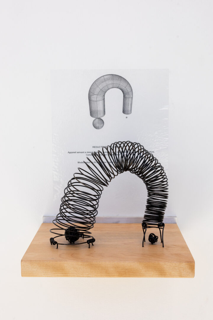 Photographie d'une oeuvre basé sur un objet inventé par un.e élève de l'exposition-témoin METAARS de Dennis Baril faisant suite à la résidence Art actuel en milieu scolaire à l'école secondaire des Batisseurs - Édifice Jonquière.
