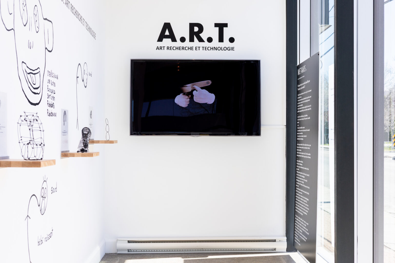 Photographie de l'exposition-témoin METAARS de Dennis Baril faisant suite à la résidence Art actuel en milieu scolaire à l'école secondaire des Batisseurs - Édifice Jonquière.