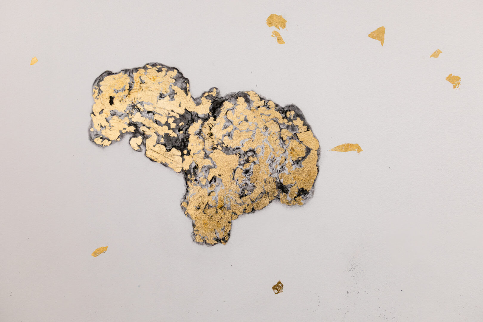 Détail de l'oeuvre in situ On A. Firma de Nélanne Racine dans son exposition L'apparentement de Nel P. Racin. La photographie a été prise par Mathieu Chouinard, 2026. 