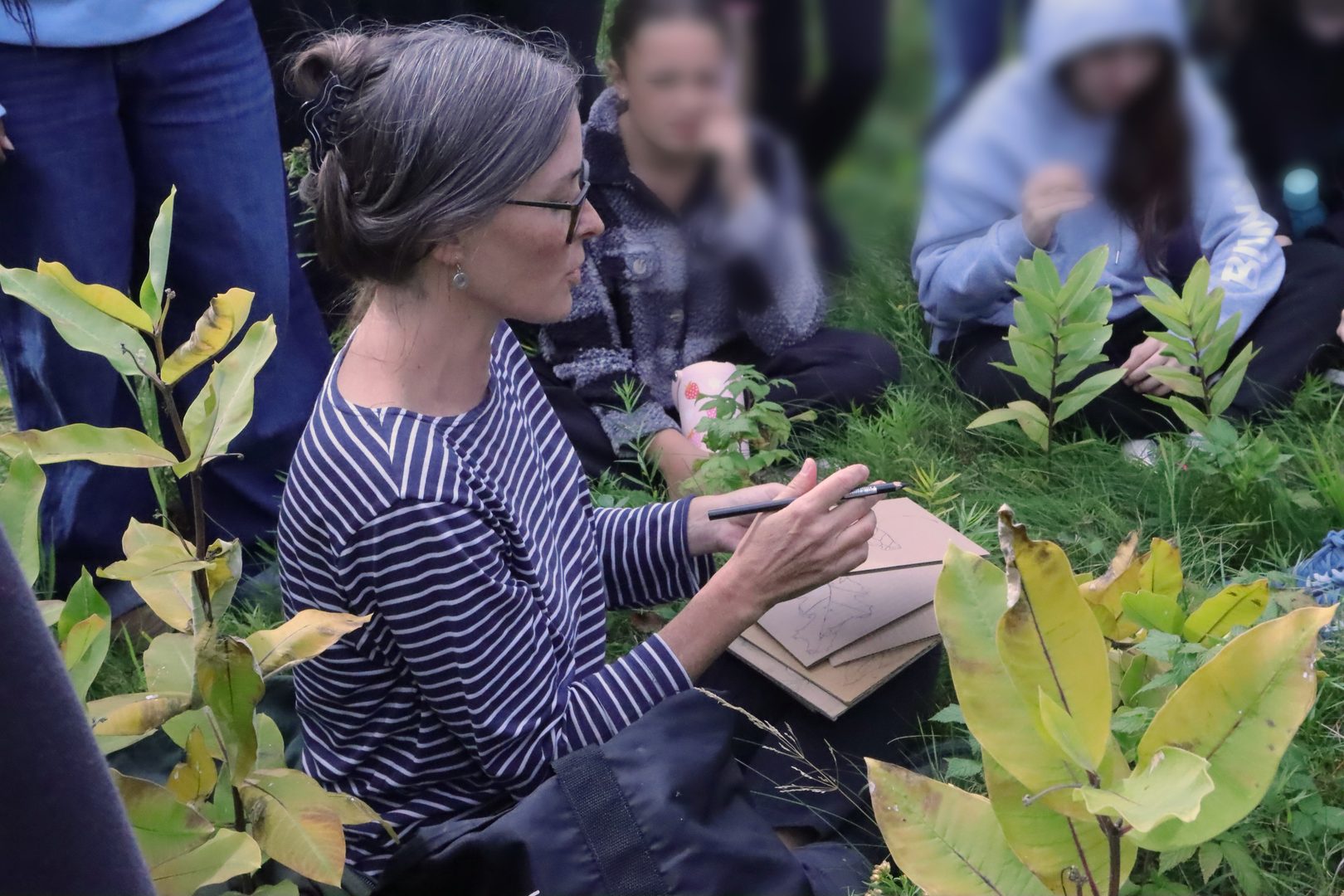 Photographies d'Angela Marsh et des élèves de l'école Autentis en plein atelier de dessin d'observation dans la nature. 