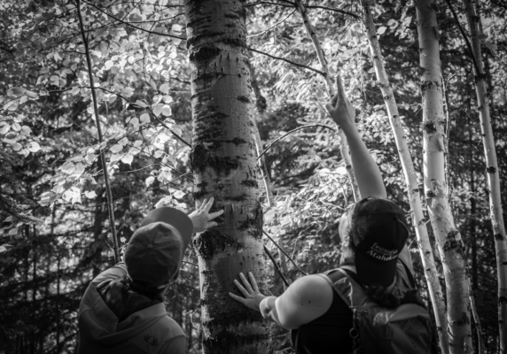 Charles et Amélie en forêt. Crédit : Mariane Tremblay, 2026.